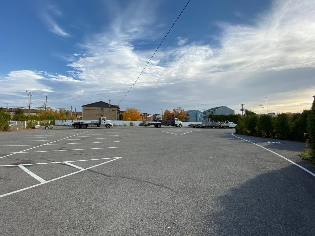 Motel St-Eustache サン・トゥスタッシュ エクステリア 写真